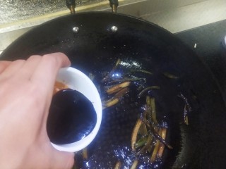 5、葱油面,关火后倒入调好的汁翻炒一下