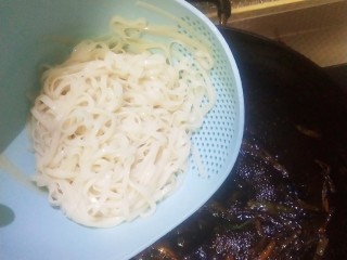 6、葱油面,倒入过凉的面条搅拌均匀