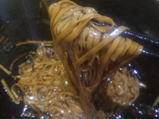 7、葱油面,让面条完全上色后即可