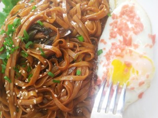 8、葱油面,装盘