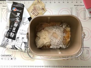 2、黑加仑黑米软欧包,2、然后把主面团里除了黄油之外的其他材料放入面包桶里，先放粉类，干酵母最后再放，老面全部放入。
