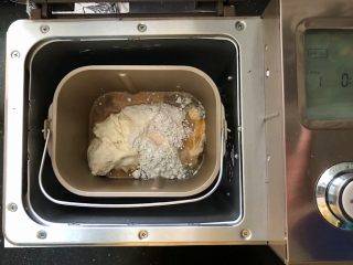 3、黑加仑黑米软欧包,3、面包桶装入面包机中，启动和面功能。