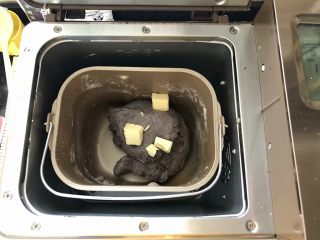 4、黑加仑黑米软欧包,4、待面粉基本上揉成面团放入黄油继续和面功能。