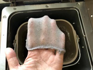 5、黑加仑黑米软欧包,5、和面功能结束后，面团达到扩展阶段就可以了。