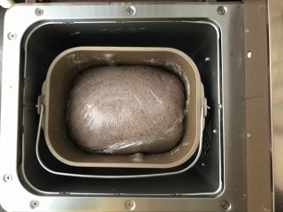 7、黑加仑黑米软欧包,7、发酵好的面团体积增大2倍左右，手指沾少许干面粉插入面团中，面团不塌陷有轻微的回缩成肚脐眼状态不变的样子就是发酵好了。