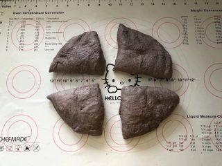 9、黑加仑黑米软欧包,9、分割成四等份。