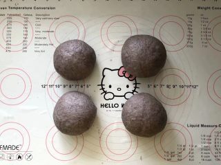 10、黑加仑黑米软欧包,10、整形成圆形，盖上保鲜膜松弛5分钟。