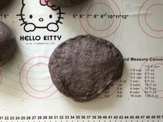 11、黑加仑黑米软欧包,11、取一份面团直接用手轻轻拍扁。