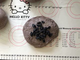 12、黑加仑黑米软欧包,12、放入黑加仑葡萄干。(黑加仑葡萄干提前用温水泡软后沥干水分）