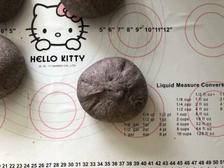 13、黑加仑黑米软欧包,13、捏紧收口。