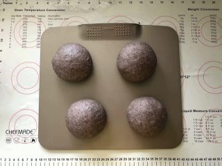 14、黑加仑黑米软欧包,14、收口朝下有间距的码入烤盘中，盖上保鲜膜进行二次发酵。