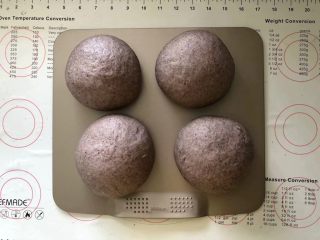 15、黑加仑黑米软欧包,15、发酵好的面团体积增大两倍左右。