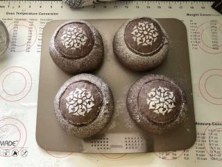 16、黑加仑黑米软欧包,16、筛上一层薄薄的黑米面包粉，用锋利的刀子割出花纹。