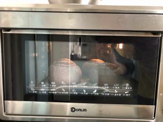 17、黑加仑黑米软欧包,17、烤箱150度上下火预热好，放入烤盘烘烤28分钟后取出即可。