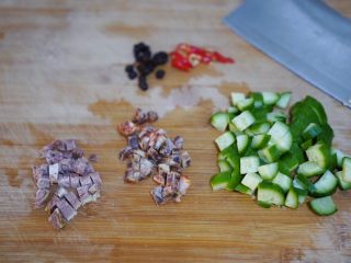 1、黄瓜腊肉炒年糕,食材洗净，切丁备用