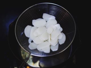 2、黄瓜腊肉炒年糕,年糕煮熟后，捞起冲下冷水备用