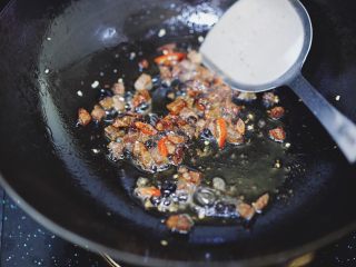 3、黄瓜腊肉炒年糕,倒入油，烧热，先把腊肉腊肠放进去炒香，再放入小米辣、豆豉，炒出香味