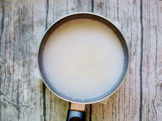 3、莲藕羹,将藕汁倒入小奶锅中，如果觉得很稠可以加入少许水。