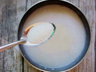 4、莲藕羹,一边中火煮一边搅拌，开始冒小泡时加入两勺糖。