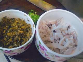 1、墨鱼炒咸菜,墨鱼一个买回来洗净。切丝，买一块五的咸菜。切两片生姜切两根葱。