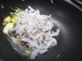 3、墨鱼炒咸菜,倒入墨鱼