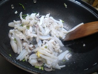 4、墨鱼炒咸菜,大火翻炒。2分钟