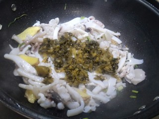 5、墨鱼炒咸菜,加咸菜。