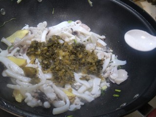 6、墨鱼炒咸菜,觉得咸菜不够咸得。可以加半勺盐。