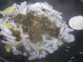7、墨鱼炒咸菜,再加两勺糖。