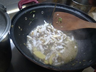 8、墨鱼炒咸菜,加一勺料酒。