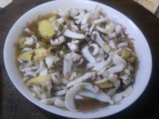 10、墨鱼炒咸菜,装盘完成了。可以开吃了。