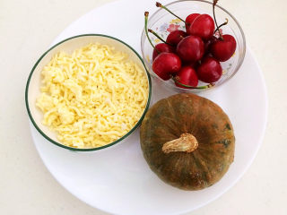 1、芝士焗南瓜,准备食材：芝士，贝贝南瓜，美早樱桃