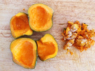 2、芝士焗南瓜,把南瓜清洗干净，切开4瓣，掏出瓜瓤