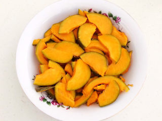 3、芝士焗南瓜,把贝贝南瓜切成小片，放入大碗里