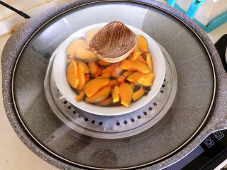 4、芝士焗南瓜,把南瓜放入蒸锅，大火烧开后蒸15分钟