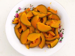 5、芝士焗南瓜,南瓜蒸熟了