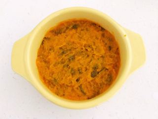 8、芝士焗南瓜,把南瓜泥放入焗碗里面，抹平，压实