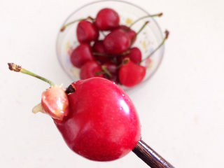 9、芝士焗南瓜,用筷子把大樱桃穿透，把樱桃子顶出去