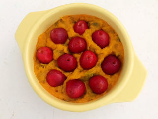 12、芝士焗南瓜,在南瓜泥上面放入去籽大樱桃