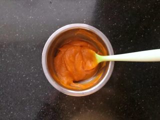 1、南瓜豆沙排包,1、首先把南瓜削皮切块蒸熟后用勺子压成泥过筛备用。