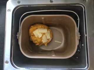 4、南瓜豆沙排包,4、待面粉揉成团后放入黄油继续和面功能。