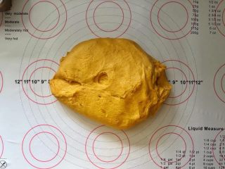 8、南瓜豆沙排包,8、取出轻轻按压排气。