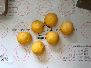9、南瓜豆沙排包,9、分割成6等份，盖上保鲜膜松弛10分钟。