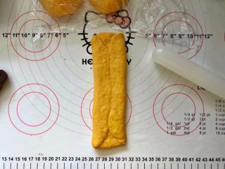 11、南瓜豆沙排包,11、两边向中间折叠，稍微擀长点。