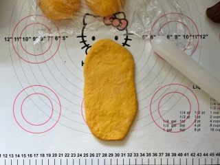10、南瓜豆沙排包,10、取一份擀成牛舌状。