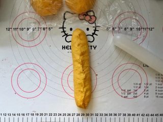 13、南瓜豆沙排包,13、捏紧收口处。