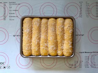 16、南瓜豆沙排包,16、表面刷上一层牛奶液，撒上椰蓉。