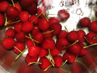 1、娃娃头泡面,车厘子冲洗干净