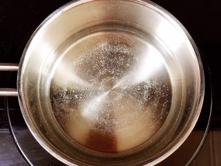 2、娃娃头泡面,奶锅烧开水