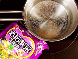 3、娃娃头泡面,准备好泡面